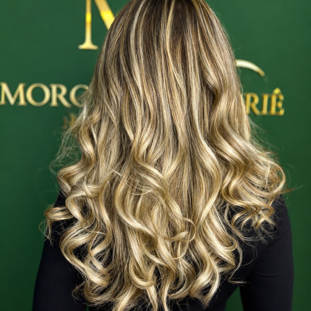 Detalhes de mechas loiras e ondas, vista de costas