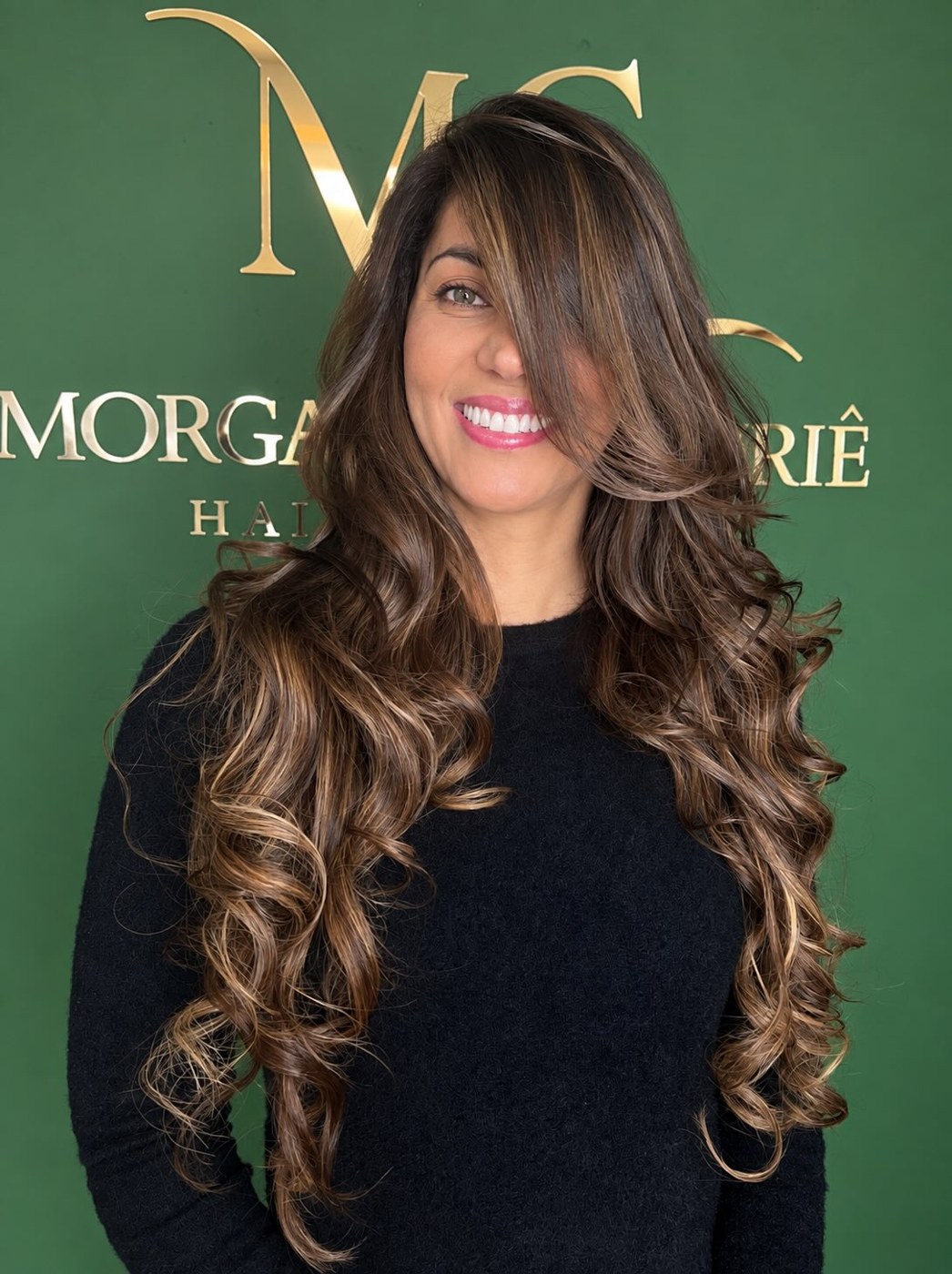 Cliente com cabelo castanho longo e ondas, vista de frente