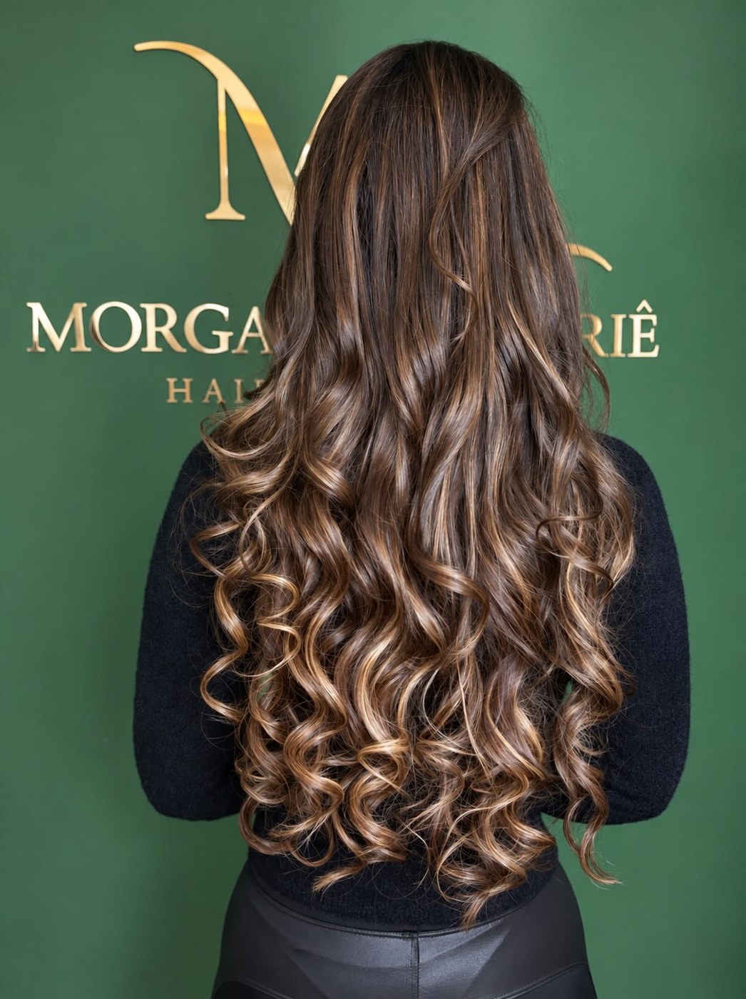 Cabelo castanho com mechas e ondas, vista de costas