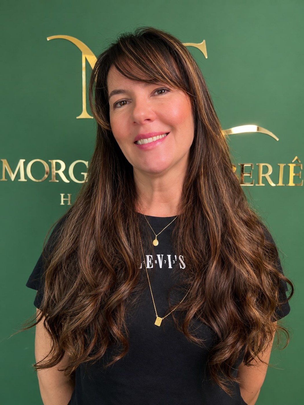 Cliente com cabelo longo castanho e mechas