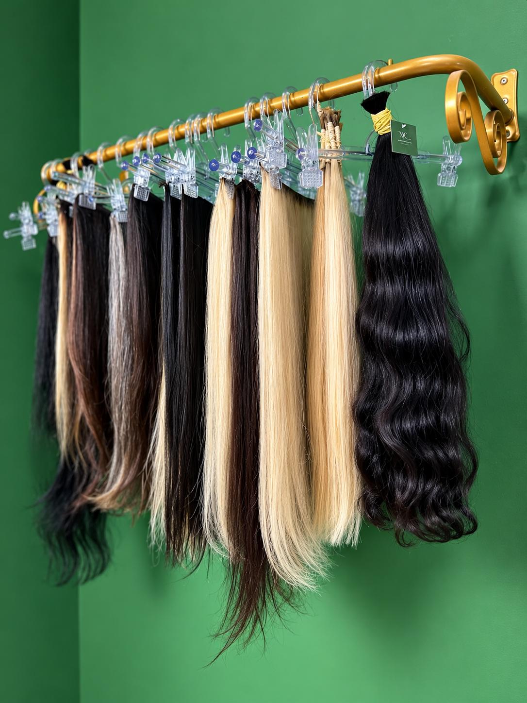 Curadoria de fios em diferentes cores e texturas para Mega Hair