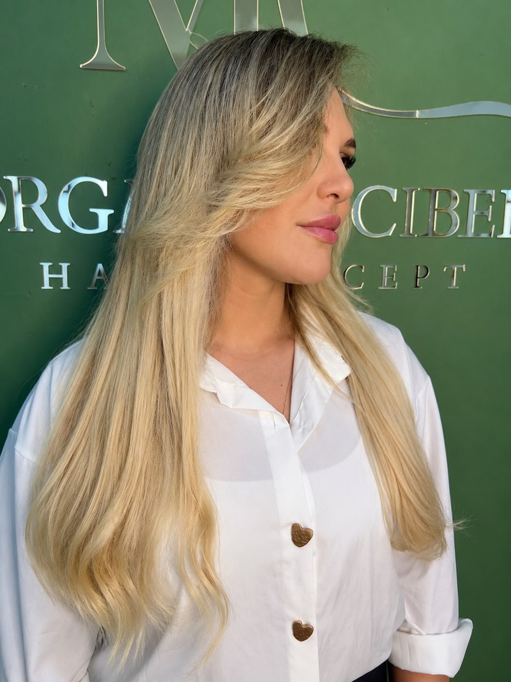 Cliente com cabelo loiro longo, vista lateral
